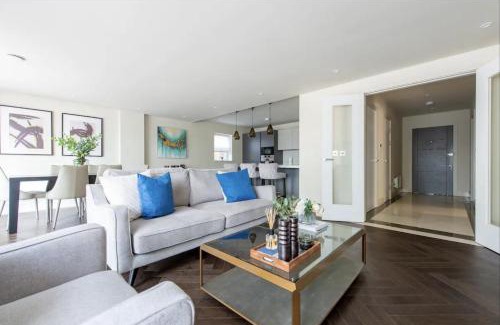 Chigwell Apartment | Guest Rated 9.3: Urban Oasis with Breakfast & Kids Welcome