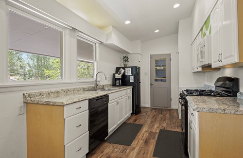 Flagstaff House | Ideal 2bd/2ba Retreat with A/C near Downtown & Trails
