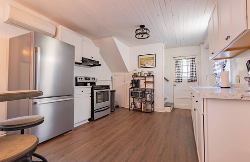 Frankfort House | Relaxing 2BD Cottage with Spa & Breakfast, Perfect Location