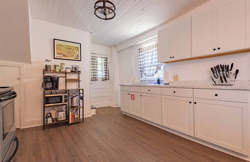 Frankfort House | Relaxing 2BD Cottage with Spa & Breakfast, Perfect Location