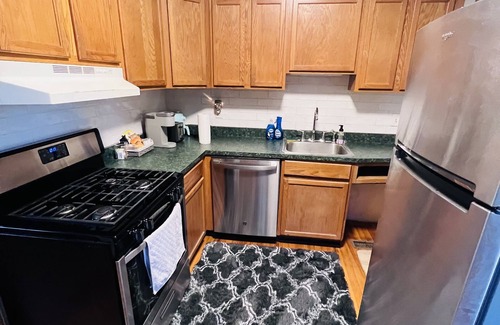 Richmond Heights Apartment | Pet-Friendly 2-Bed Apartment with Gourmet Kitchen