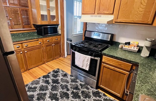 Richmond Heights Apartment | Pet-Friendly 2-Bed Apartment with Gourmet Kitchen