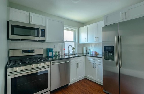 Detroit Apartment | Family-Friendly 2bd West Village Apt: Eat, Drink, Enjoy!