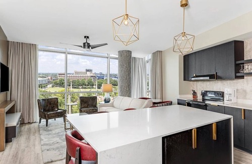 Downtown Atlanta Resort | Stylish 2BD Atlanta Retreat with Rooftop Pool & Bar