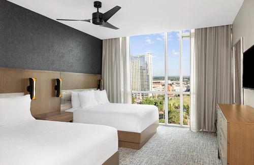 Downtown Atlanta Resort | Stylish 2BD Atlanta Retreat with Rooftop Pool & Bar