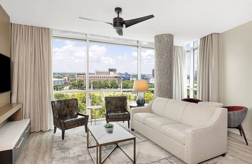 Downtown Atlanta Resort | Stylish 2BD Atlanta Retreat with Rooftop Pool & Bar