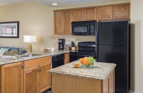 Table Rock Hotel | Relaxing 2BD Branson Retreat with Pools and Gym Access