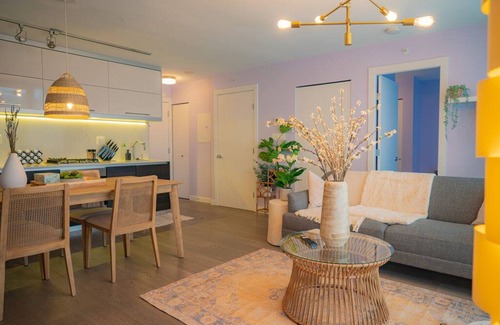 Chinatown Condo | Prime Downtown Vancouver Condo with Free Parking & AC