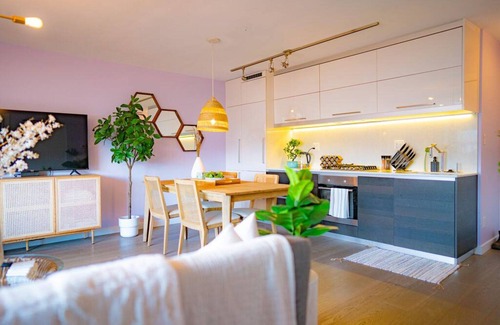 Chinatown Condo | Prime Downtown Vancouver Condo with Free Parking & AC