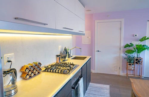 Chinatown Condo | Prime Downtown Vancouver Condo with Free Parking & AC