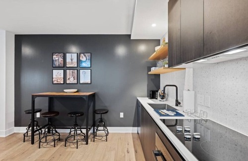Rainey Street Historic District Apartment | 2BD Luxe Condo | Pool | Views | Walk to Rainey St