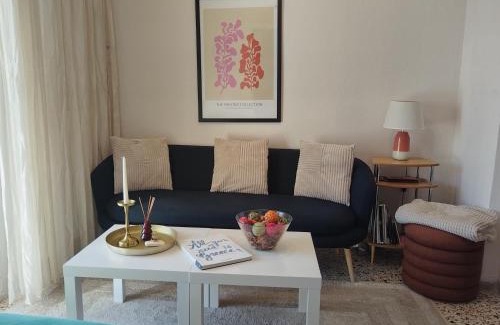 Veroia Apartment | Prime Location: Peach Blossom 2BDR with Hot Tub Appeal