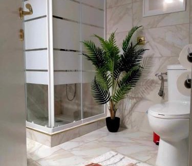 Veroia Apartment | Prime Location: Peach Blossom 2BDR with Hot Tub Appeal