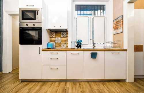 Sofia City Center Apartment | Cozy 2BDR Retreat in Heart of Sofia with Kitchen Amenities