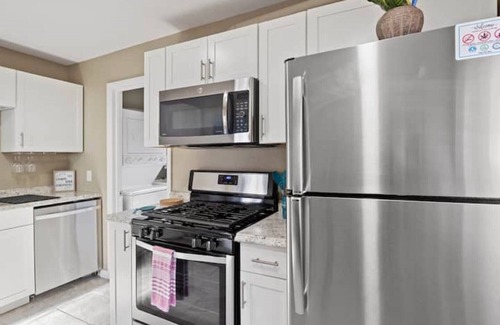Hazel Park House | Cozy 2BDR Retreat Near Ferndale in Metro Detroit
