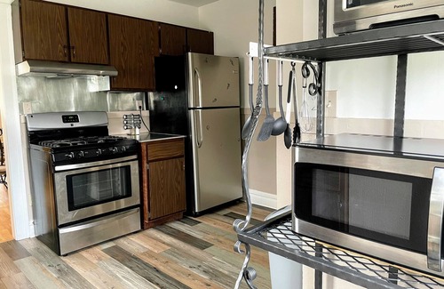 Waukegan Apartment | Experience a 2bdrm Apt Near Naval Base with Pool & Spa