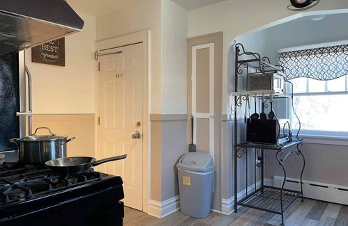 Waukegan Apartment | Experience a 2bdrm Apt Near Naval Base with Pool & Spa