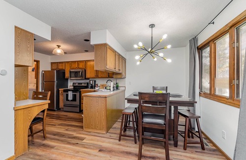 Saginaw Condo | Modern 2-Bed Retreat in Saginaw with Spa & Hot Tub