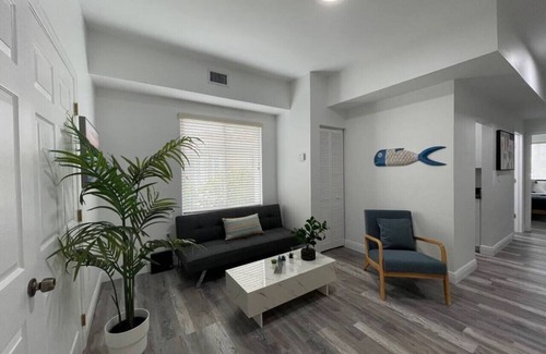 Ludlam Apartment | Conveniently Located 2-Bed Apartment with Parking