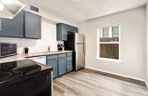 Central Arlington Apartment | Comfortable 2-Bed Apartment with Full Kitchen in City Center