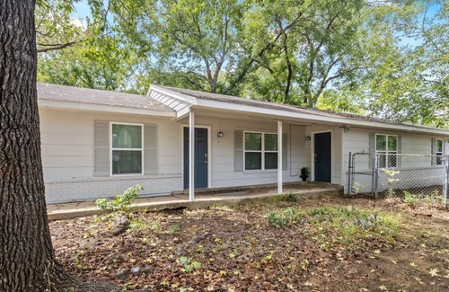 Central Arlington Apartment | Comfortable 2-Bed Apartment with Full Kitchen in City Center