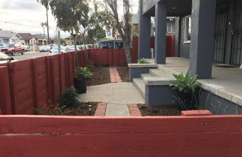 Harbor Apartment | Family-Friendly 2-Bedroom Retreat Near Downtown LB