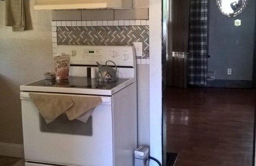 South Kansas City House | Cozy 2Bed House with Live Music Nearby for Your Stay!