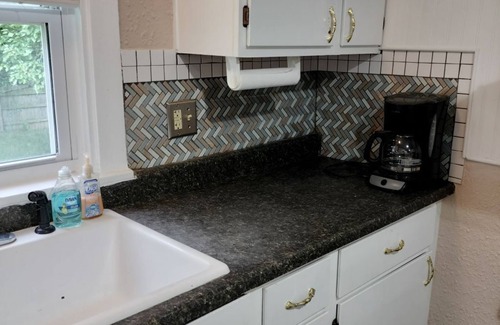 South Kansas City House | Cozy 2Bed House with Live Music Nearby for Your Stay!
