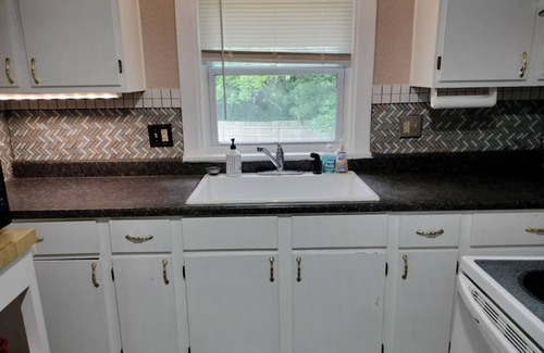 South Kansas City House | Cozy 2Bed House with Live Music Nearby for Your Stay!