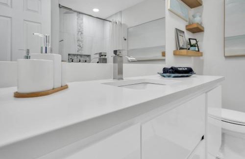 Central Sarasota Apartment | Inviting 2-Bed Suite Steps from Downtown and Beaches