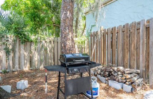 Central Sarasota Apartment | Inviting 2-Bed Suite Steps from Downtown and Beaches