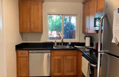 Linfield Oaks House | Convenient 2Bed/1Bath Townhouse Near Stanford & Palo Alto