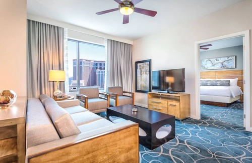 Las Vegas Resort | Stylish 2BD/2Bath Desert Blue Resort in Las Vegas