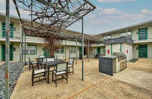 Clarksville Apartment | 2Bed Apartment in Downtown Austin - Close to UT, ACL, 6th, Lake & More