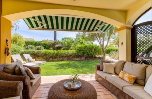 Estombar House | Exceptional Bungalow with Private Terrace and Shared Pool