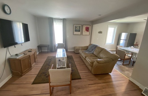Milton Apartment | Cozy 2-Bedroom Apartment in Campbellville with Spa Amenities