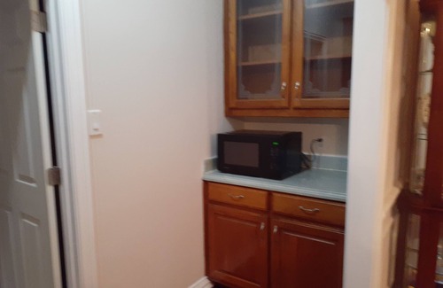 North Arlington Apartment | 2bedroom apartment in fantastic Arlington with AC,WiFi, fitness room ,no kitchen