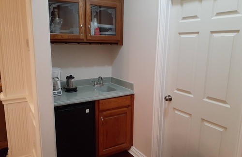 North Arlington Apartment | 2bedroom apartment in fantastic Arlington with AC,WiFi, fitness room ,no kitchen