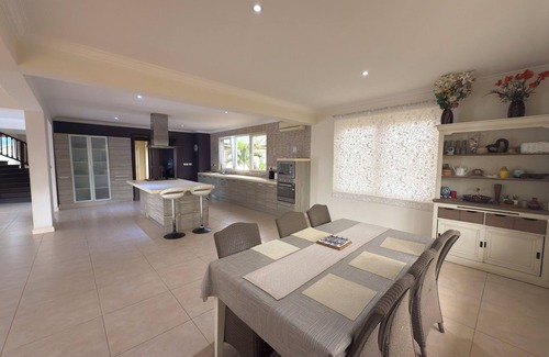 Kokrobite House | Cozy Oceanview 2-Bedroom House with Hot Tub & Pool