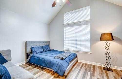 South Central Houston House | 2Bedroom, Home, 2mi Astros, 2mi Dynamo, King Bed, Med Center