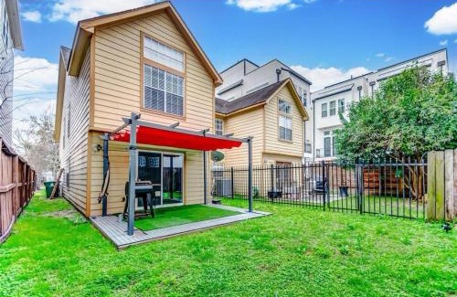South Central Houston House | 2Bedroom, Home, 2mi Astros, 2mi Dynamo, King Bed, Med Center