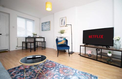 Hanham House | Inviting 2-Bedroom Home: Free Parking, Wi-Fi & Patio