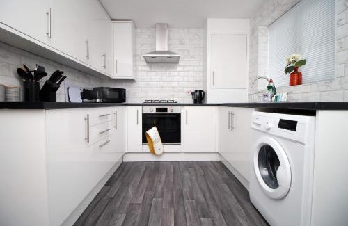 Hanham House | Inviting 2-Bedroom Home: Free Parking, Wi-Fi & Patio