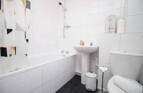 Hanham House | Inviting 2-Bedroom Home: Free Parking, Wi-Fi & Patio