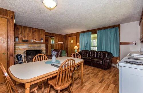 Kurtz Cottage | Cozy 2BR Cottage with Pool and Lake Views - Rated 10/10