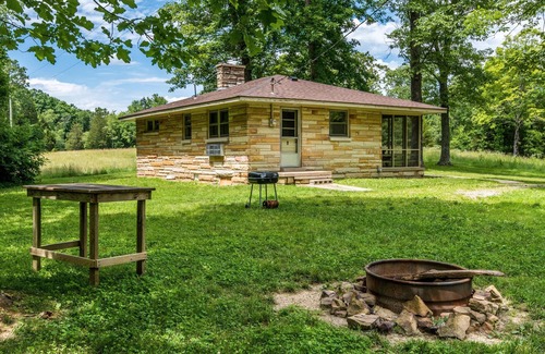 Kurtz Cottage | Cozy 2BR Cottage with Pool and Lake Views - Rated 10/10