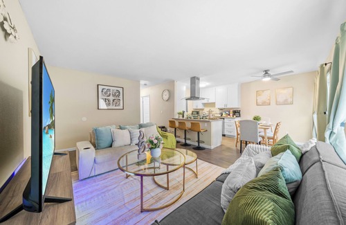 Mira Mesa Condo | Stylish 2BR Condo with Pool, Hot Tub & Pet-Friendly Stay