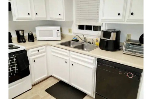 Columbus House | Spacious 2Br Townhouse with Breakfast & Family Amenities