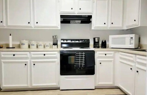 Columbus House | Spacious 2Br Townhouse with Breakfast & Family Amenities
