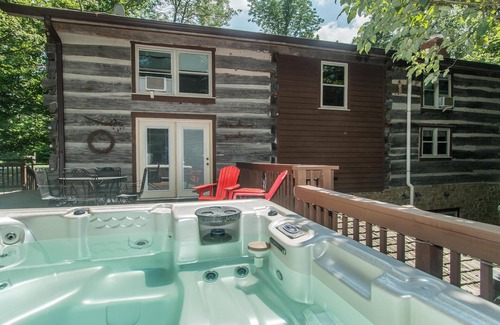 Gnaw Bone Cabin | Cozy 2BR Log Cabin with Pool, Spa & Hot Tub Awaits You